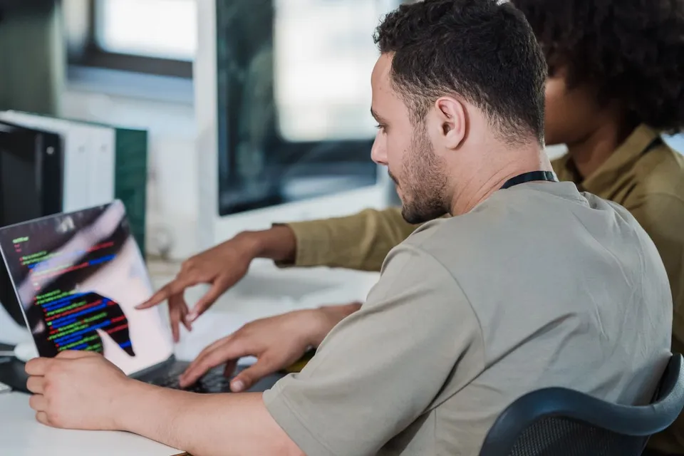 Mengapa Bisnis Anda Perlu Layanan IT Maintenance Profesional